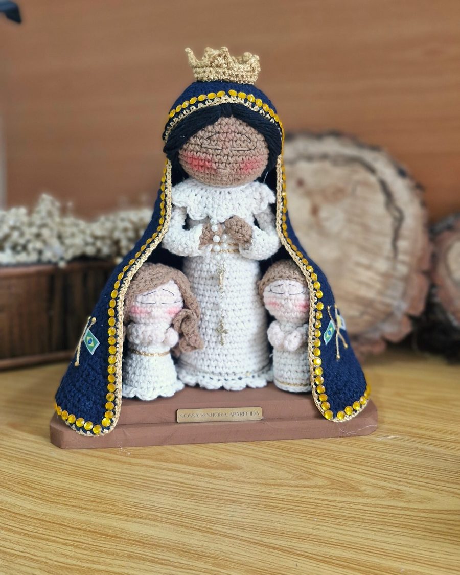Nossa Senhora Aparecida em amigurumi, feita à mão em crochê