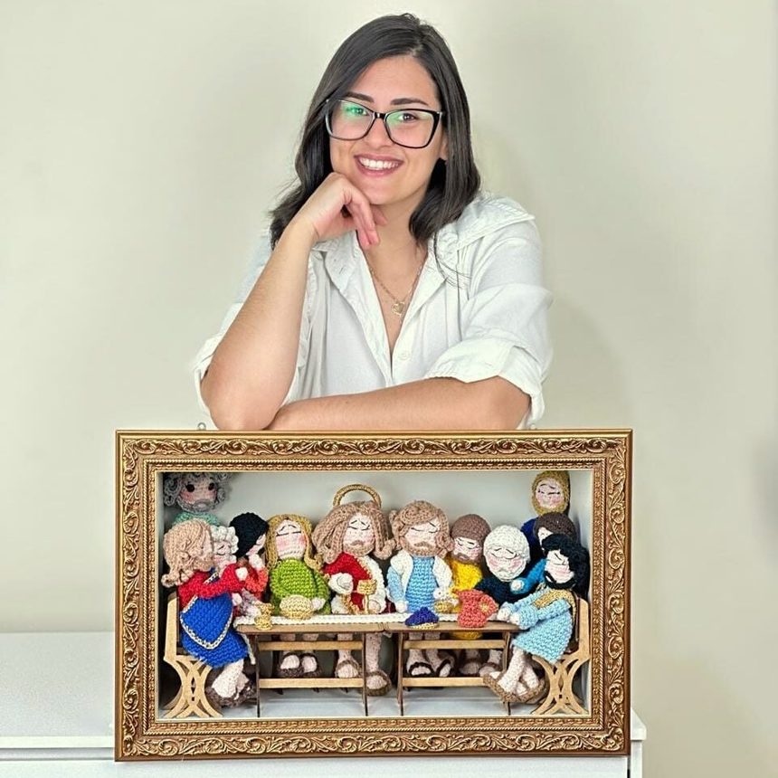 Niica com a Santa Ceia em amigurumi, emoldurada
